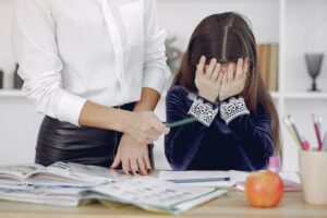 Les blessures psychologiques invisibles créées par l&rsquo;humiliation pédagogique : impacts sur l&rsquo;estime de soi et la réussite scolaire des élèves